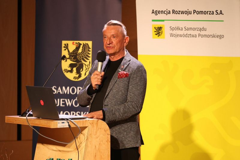 Wicemarszałek Województwa Pomorskiego Leszek Bonna wita uczestników Forum Przedsiębiorstw