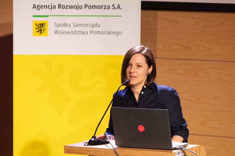 Justyna Patyk, Z-ca naczelnika Wydziału Polityki Gospodarczej Urzędu Miasta Gdyni wita gości