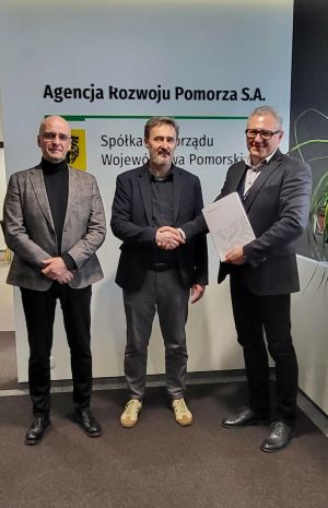 Prezes zarządu ARP Sławomir Kosakowski, wiceprezes zarządu ARP Piotr Ciechowicz oraz Bogdan Wałęsa prezes Fundacji Instytut...