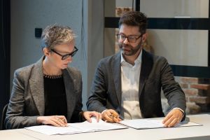 fot 2 podpisanie Monika-Arczynska-A2P2-i-Jeroen-Dirckx-KCAP-wykonawcy-masterplanu