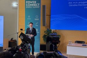 Andrzej Domański minister finansow podczas wystąpienia na Targach Power Connect