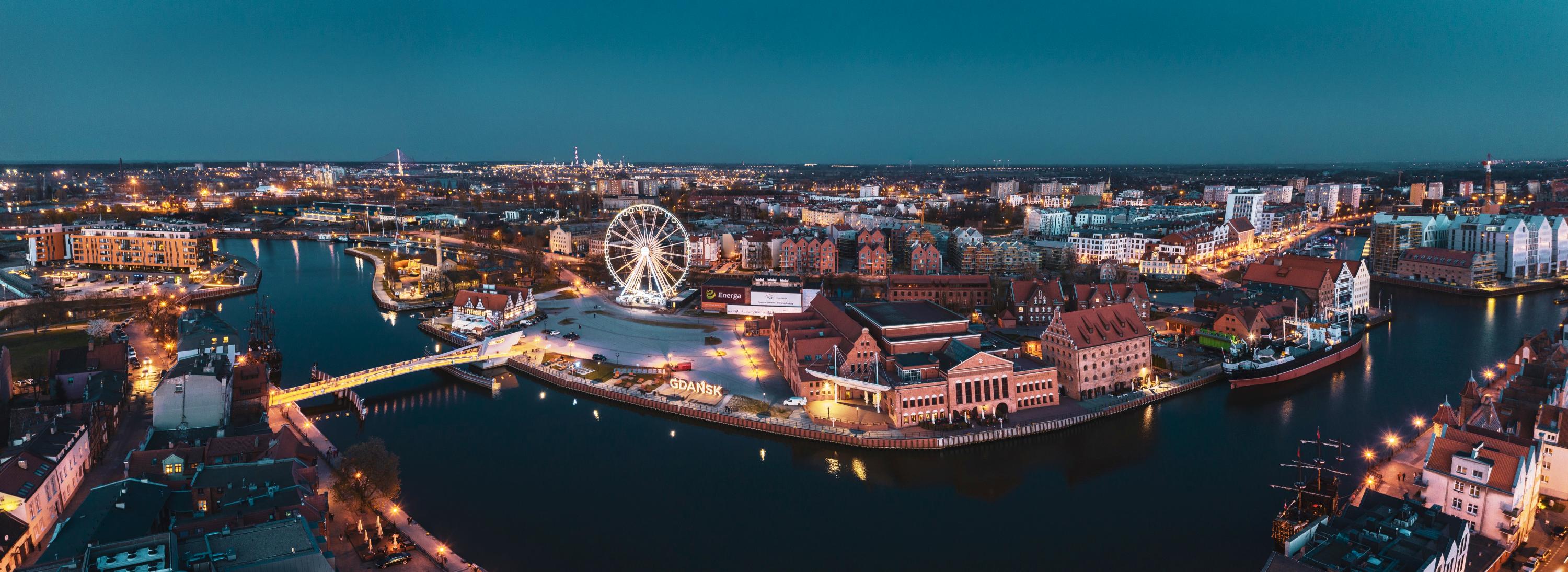 Panorama Gdańska z zabytkami i budynkami mieszkalnymi | Marcin Hlades